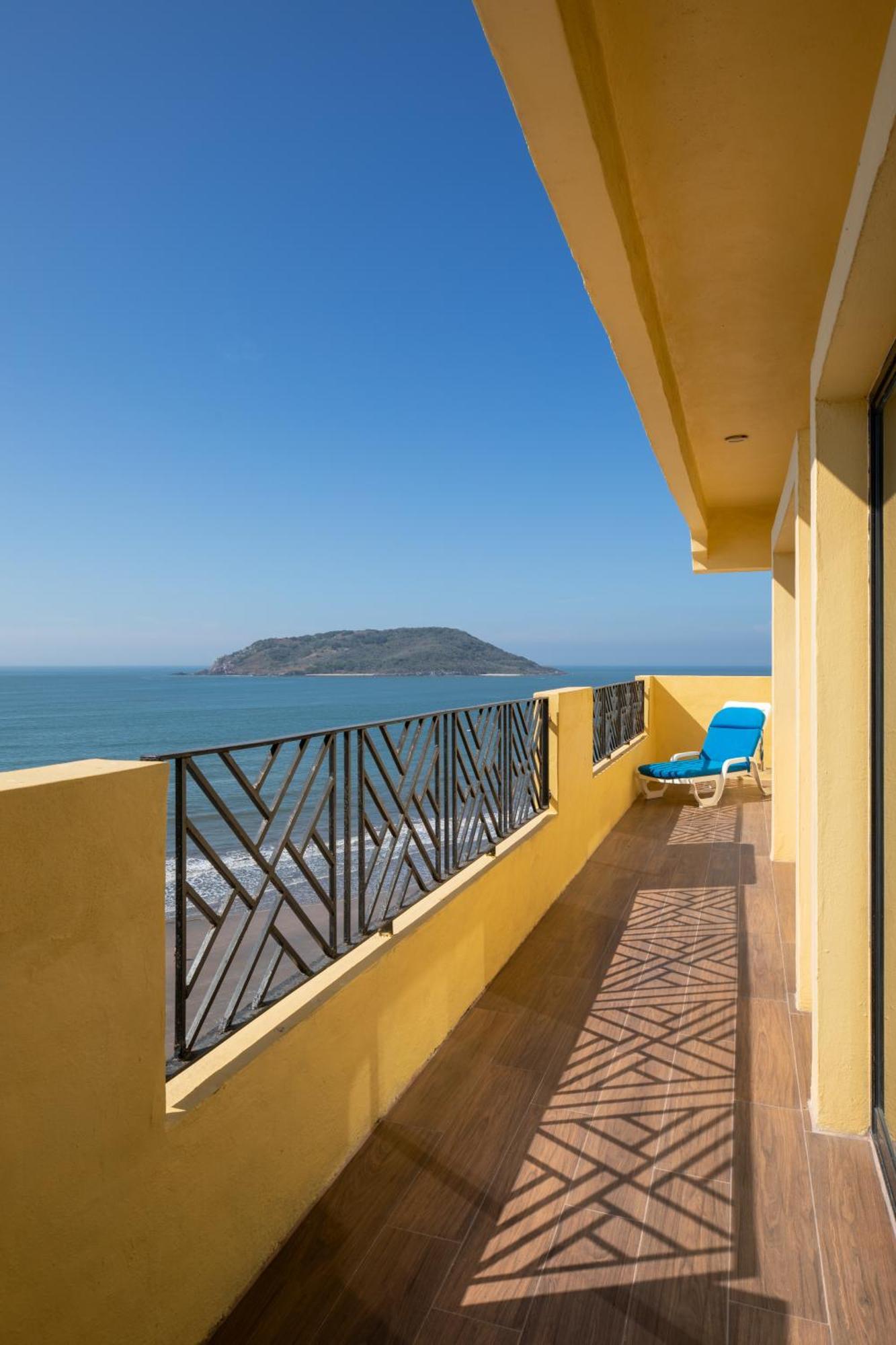 Royal Villas Resort Mazatlán Exterior foto View of the island from the coast of Acapulco